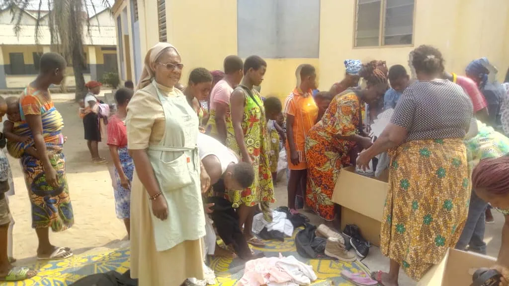 Distribution des vêtements aux femmes portefaix du Grand Marché de Lomé